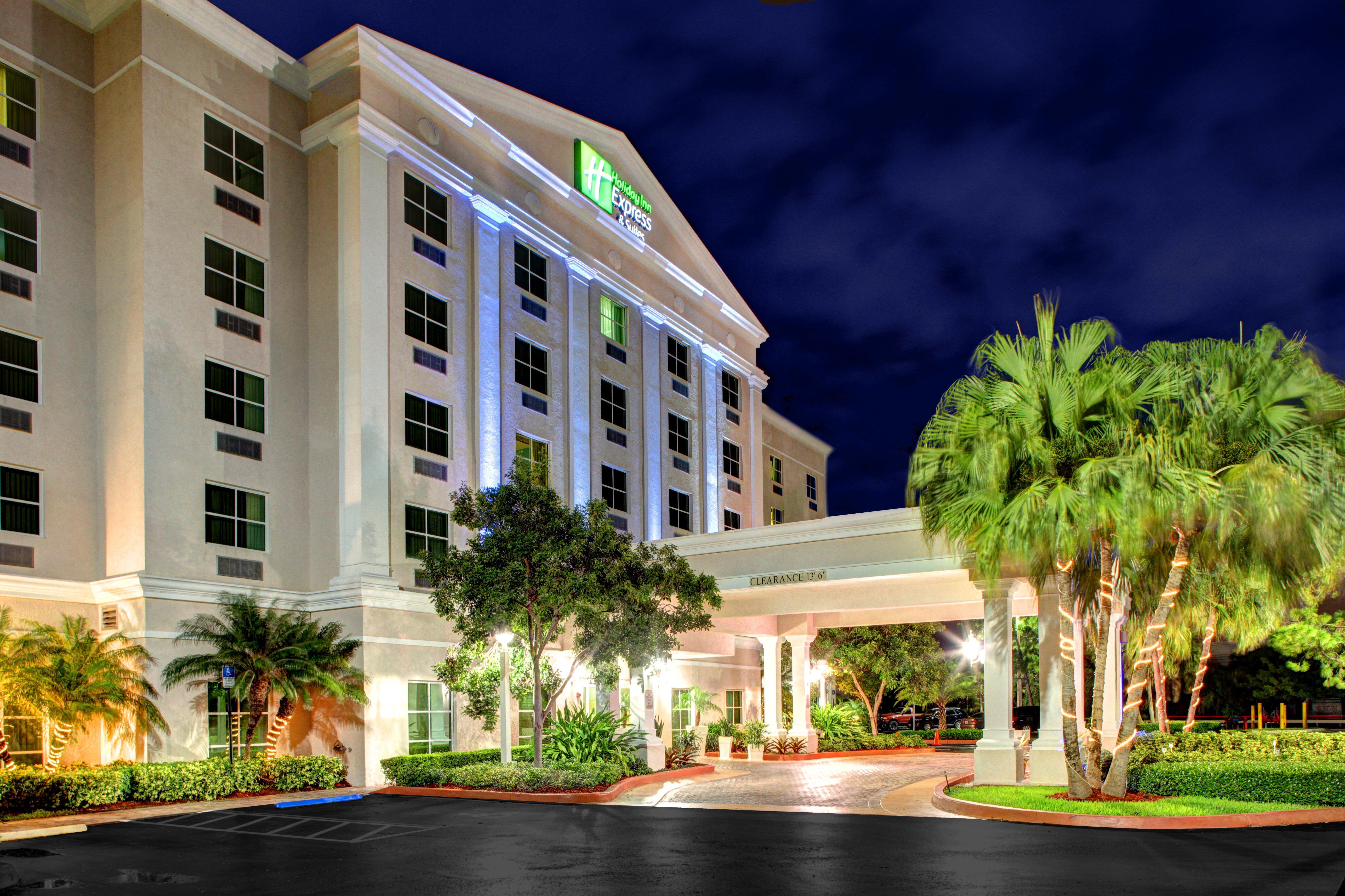 Holiday Inn Express & Suites Miami Kendall By Ihg Country Walk Bagian luar foto