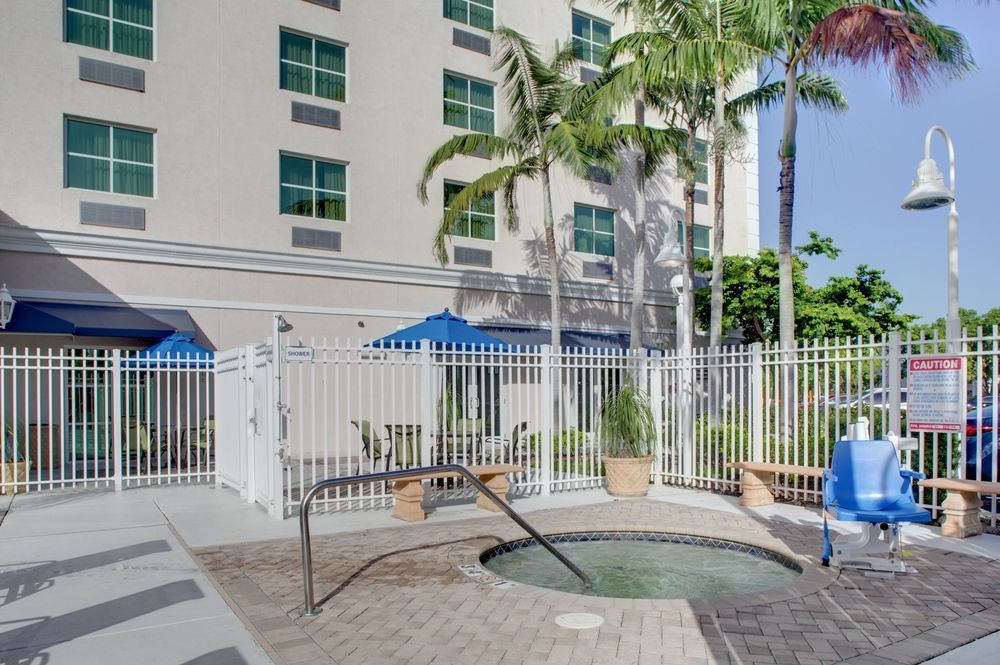 Holiday Inn Express & Suites Miami Kendall By Ihg Country Walk Bagian luar foto