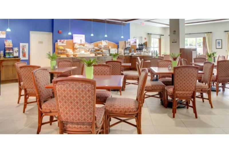 Holiday Inn Express & Suites Miami Kendall By Ihg Country Walk Bagian luar foto