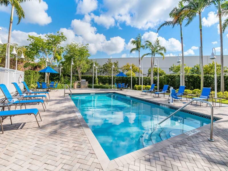 Holiday Inn Express & Suites Miami Kendall By Ihg Country Walk Bagian luar foto